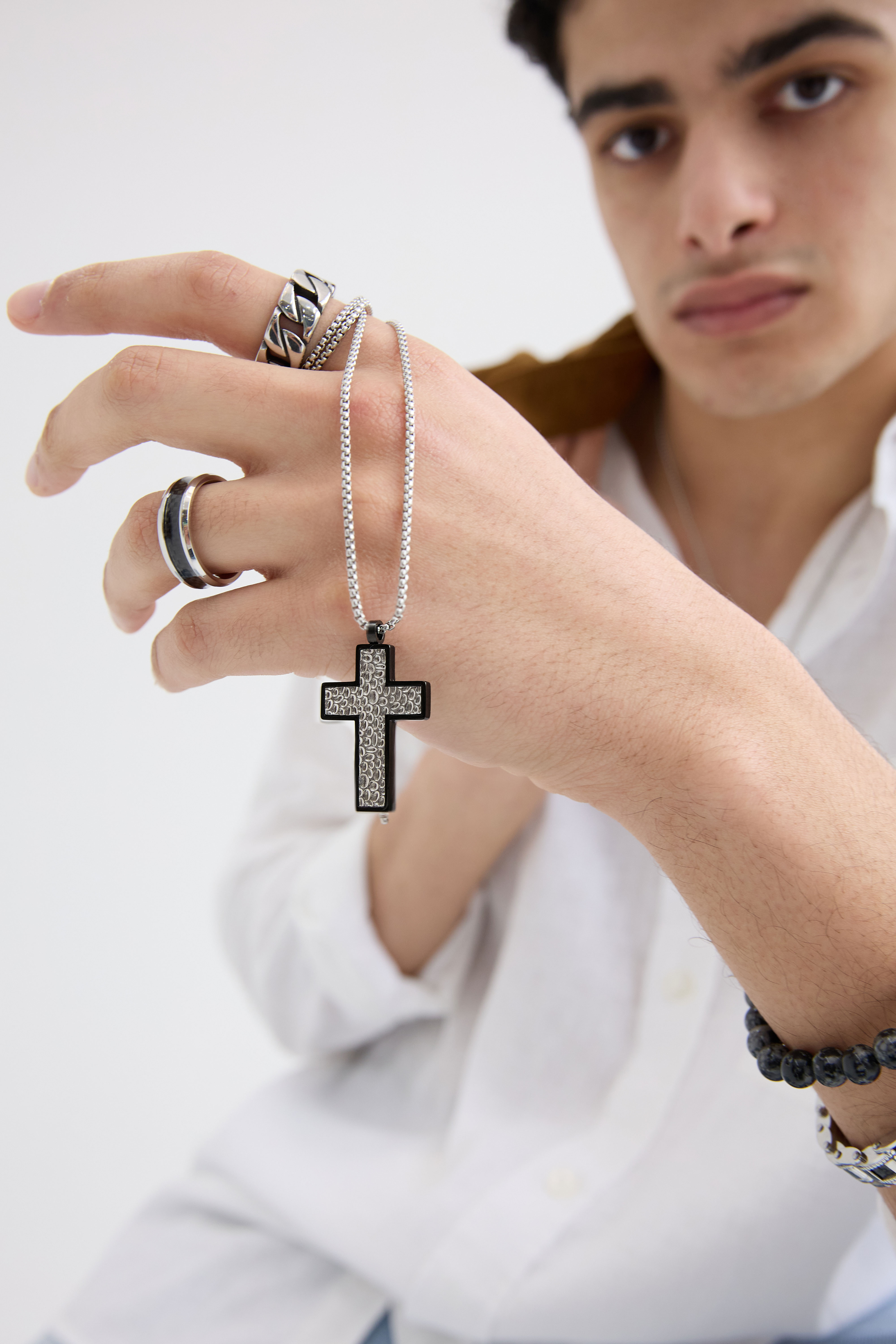 Halskette mit strukturiertem Charm-Kreuz – Silber h5 Bild2